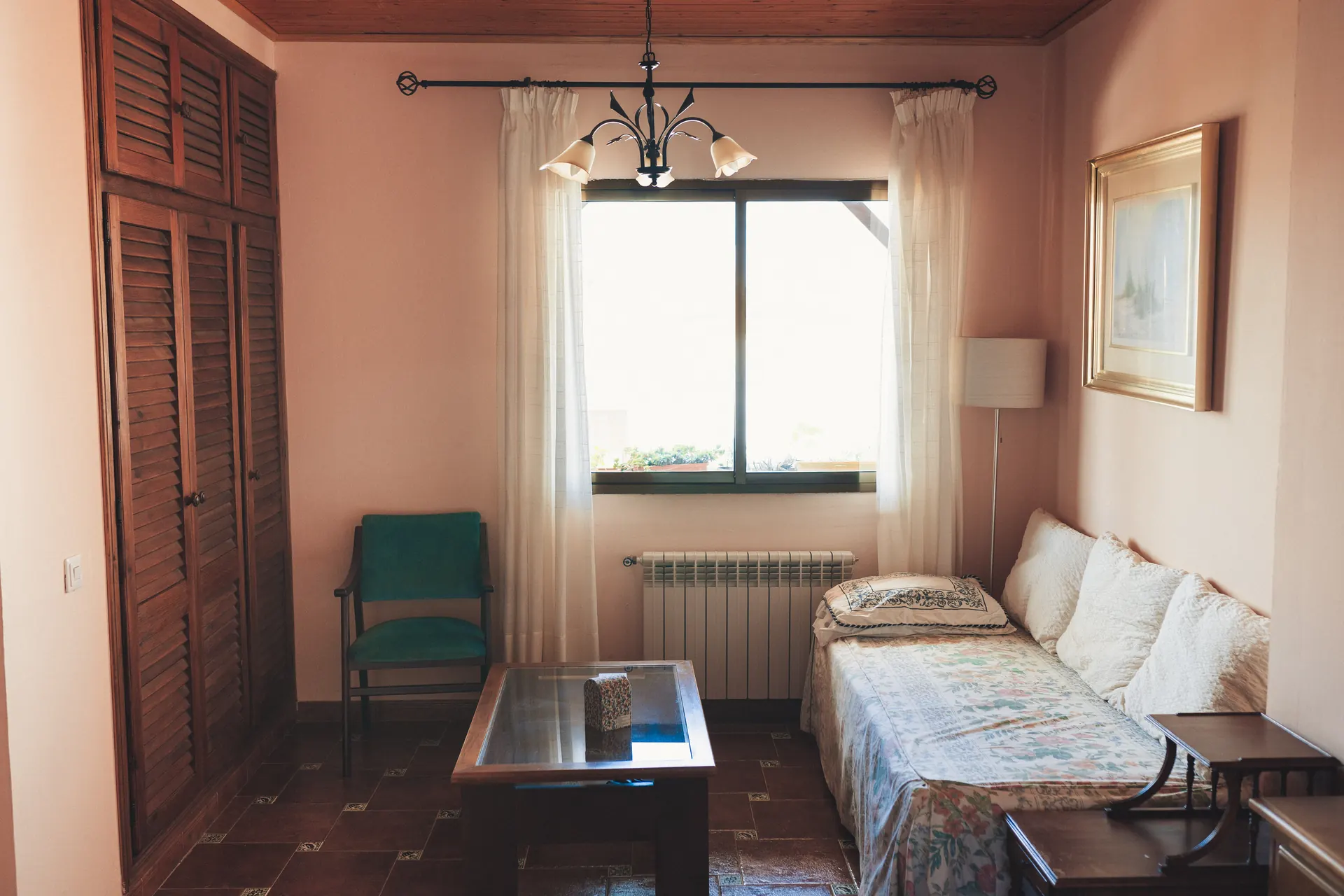 Dormitorio con armario de láminas y techo de madera