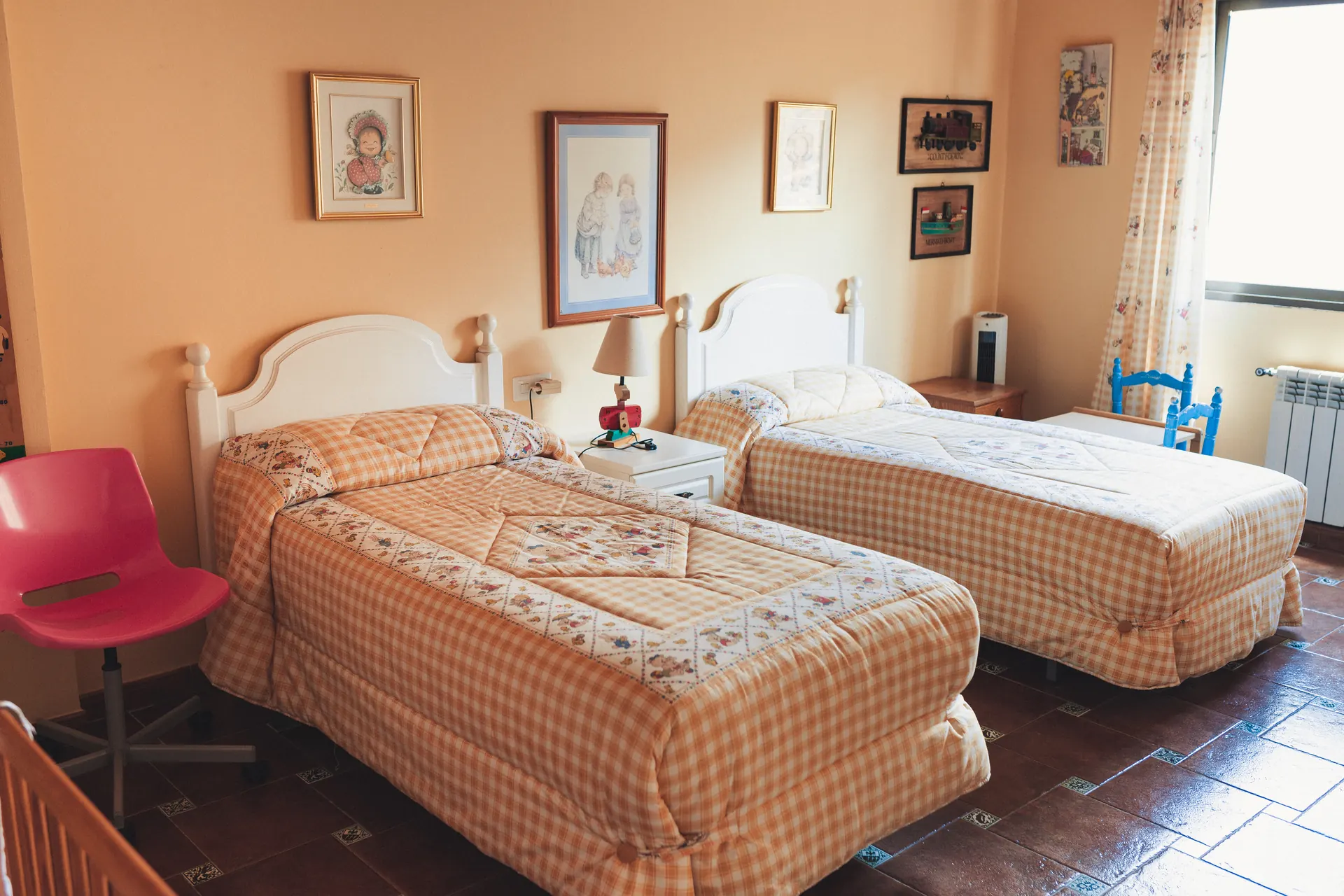 Habitación infantil con dos camas individuales y decoración clásica