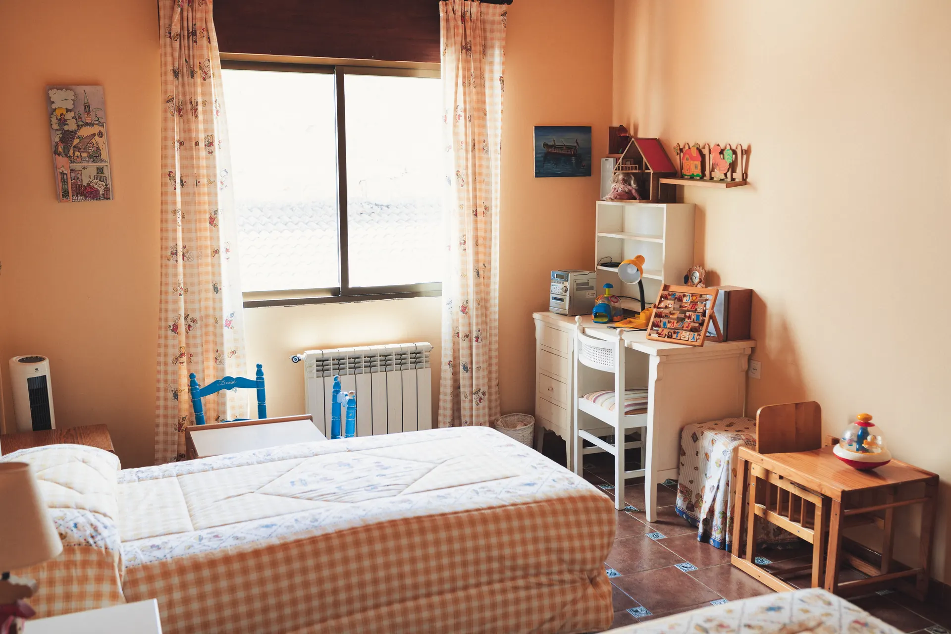 Dormitorio infantil con escritorio y cama individual