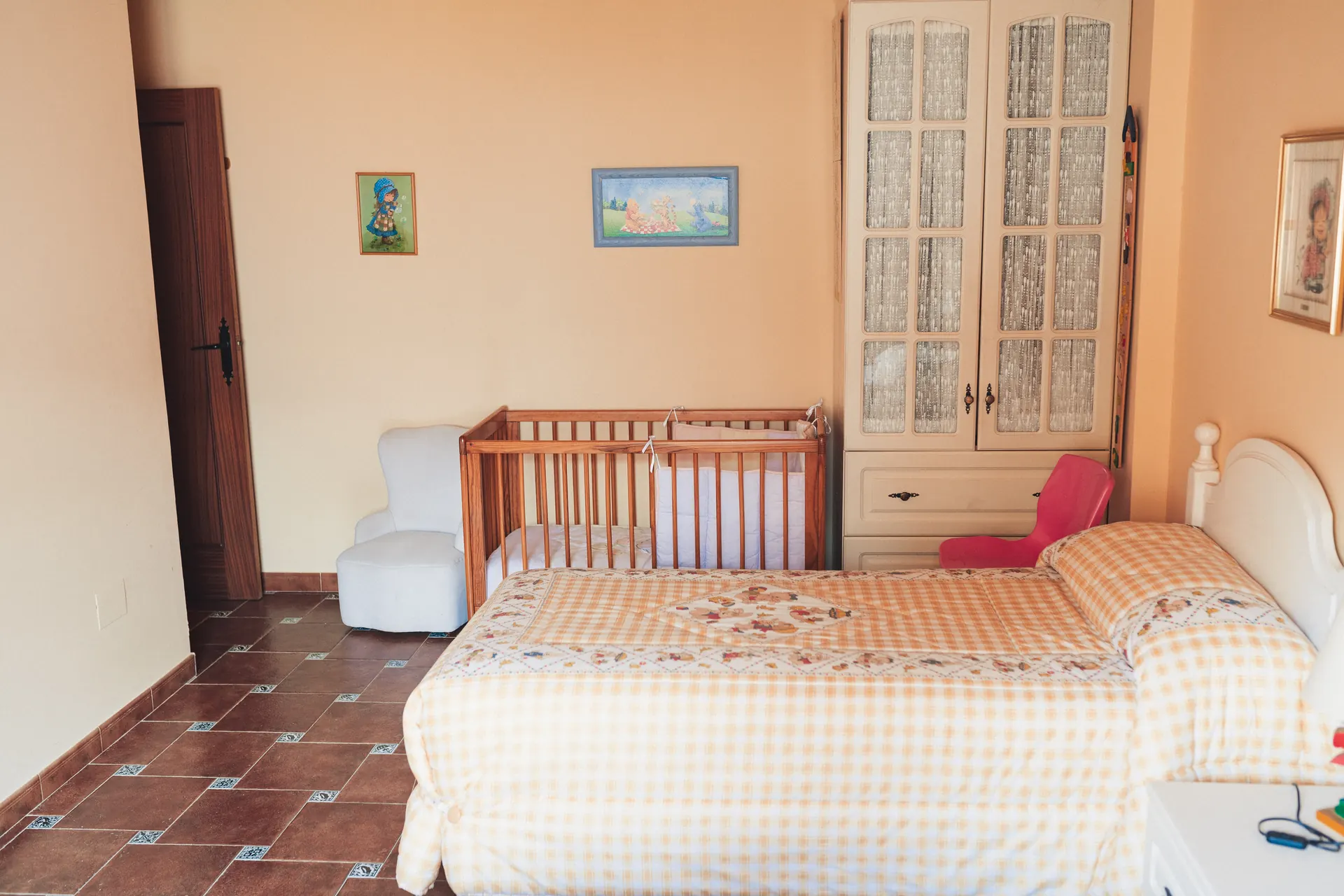 Habitación infantil con cuna, armario y cama individual