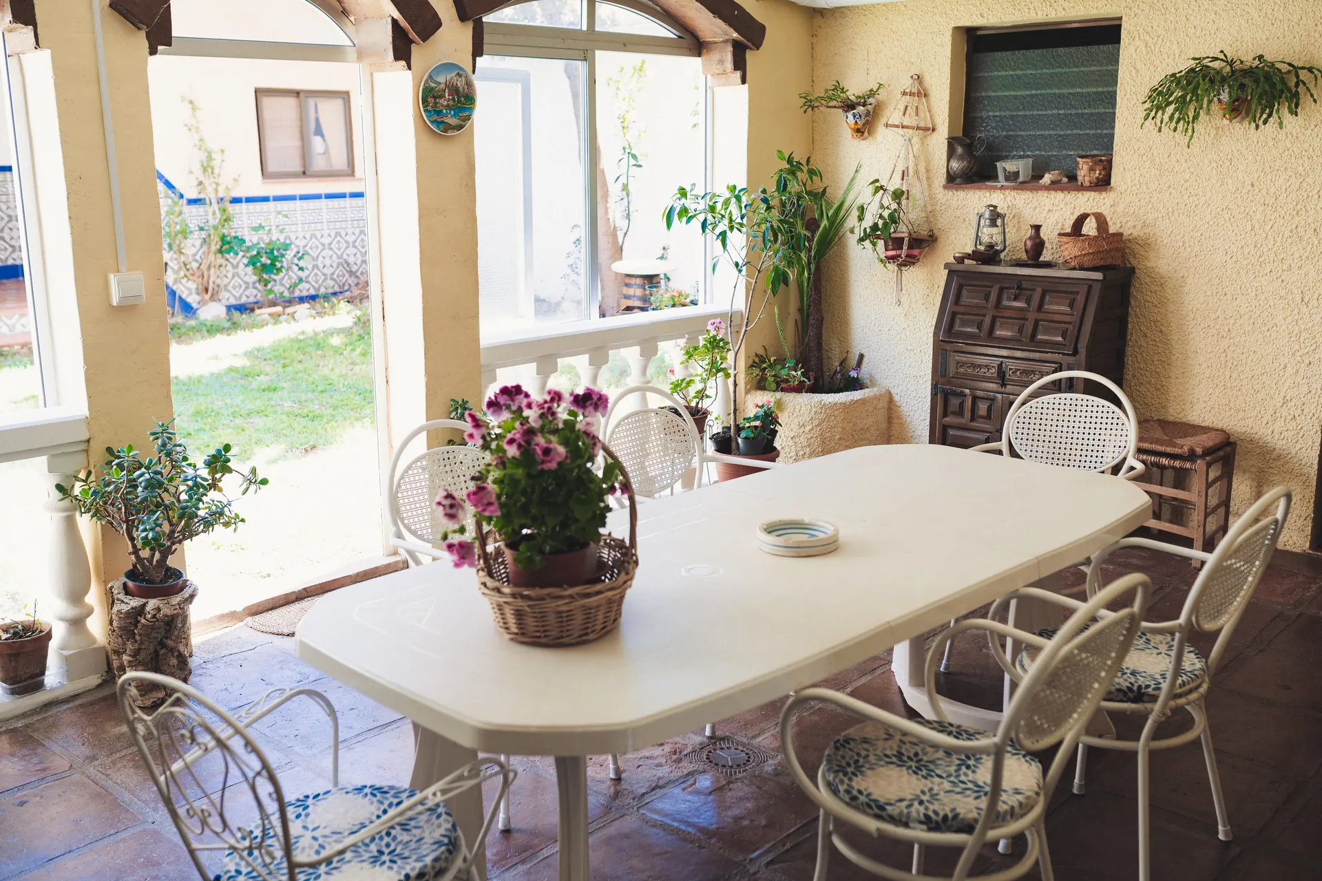 Comedor en la galería acristalada junto al jardín