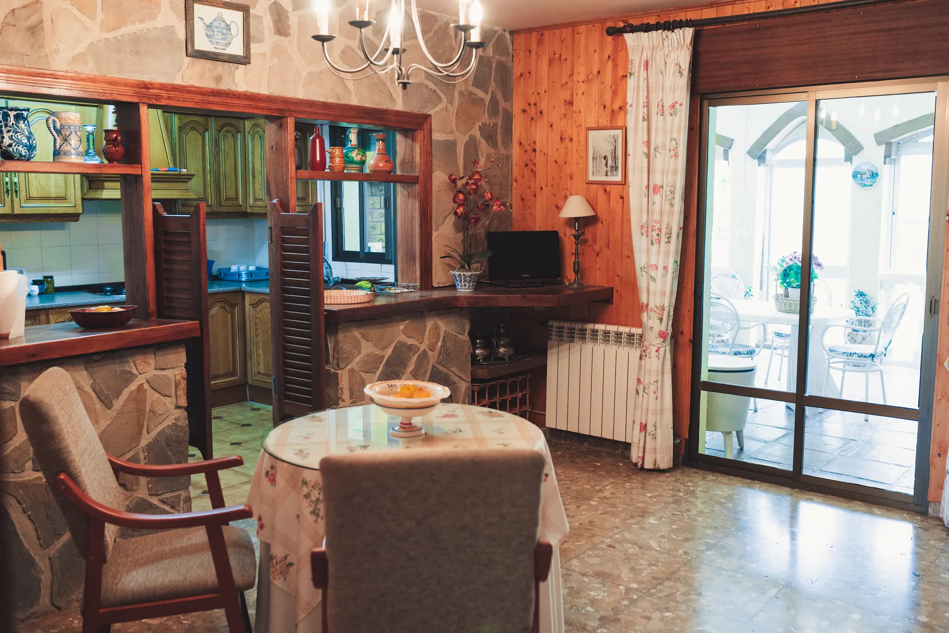 Segundo salón con paso de piedra a la cocina y salida a la galería