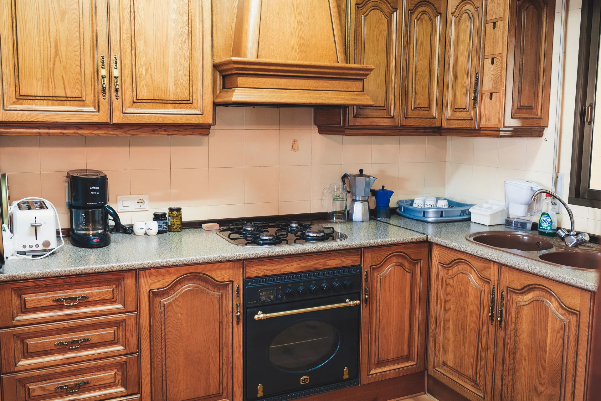 Cocina equipada de estilo rústico con encimera amplia