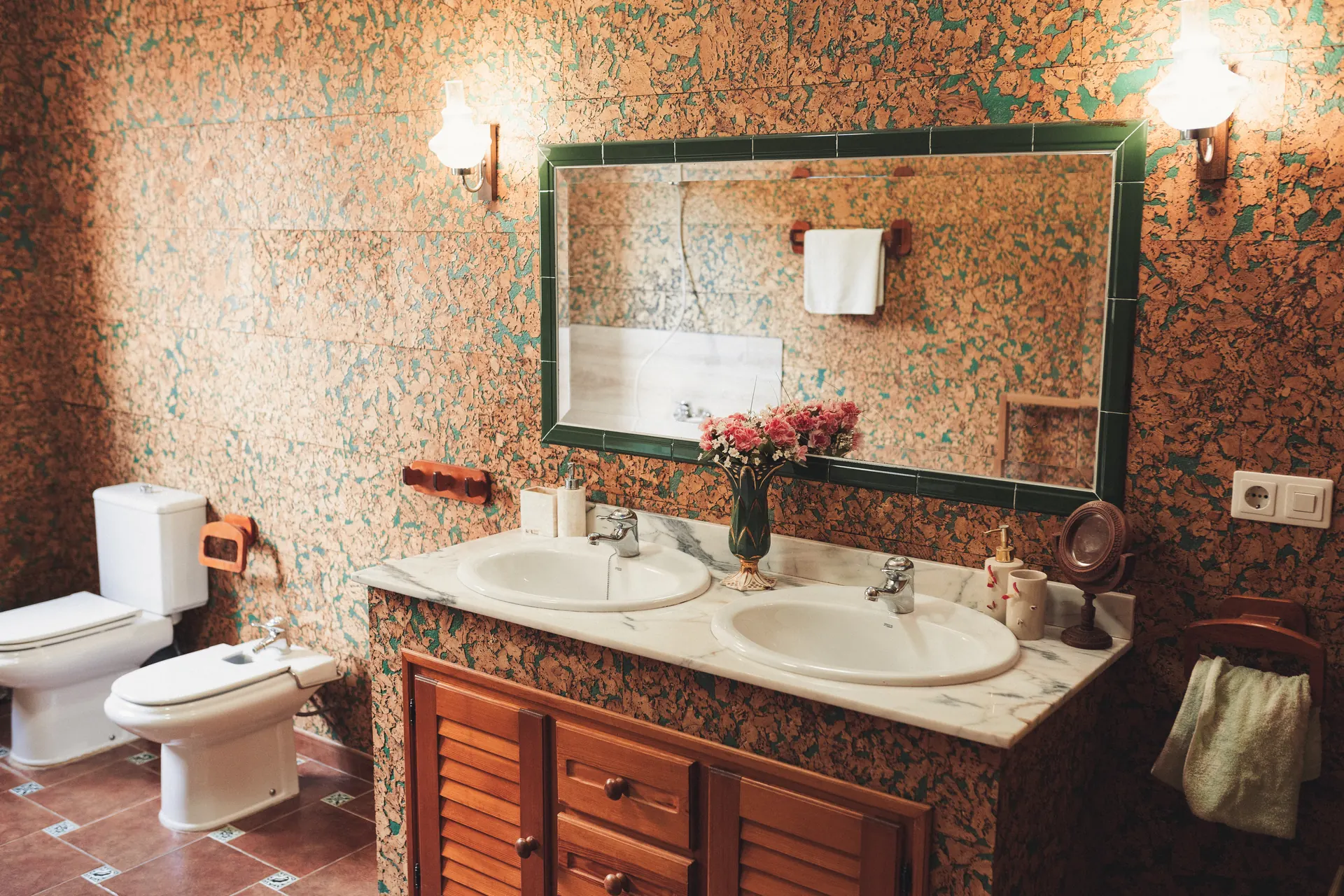 Baño completo con doble lavabo de mármol y bidé