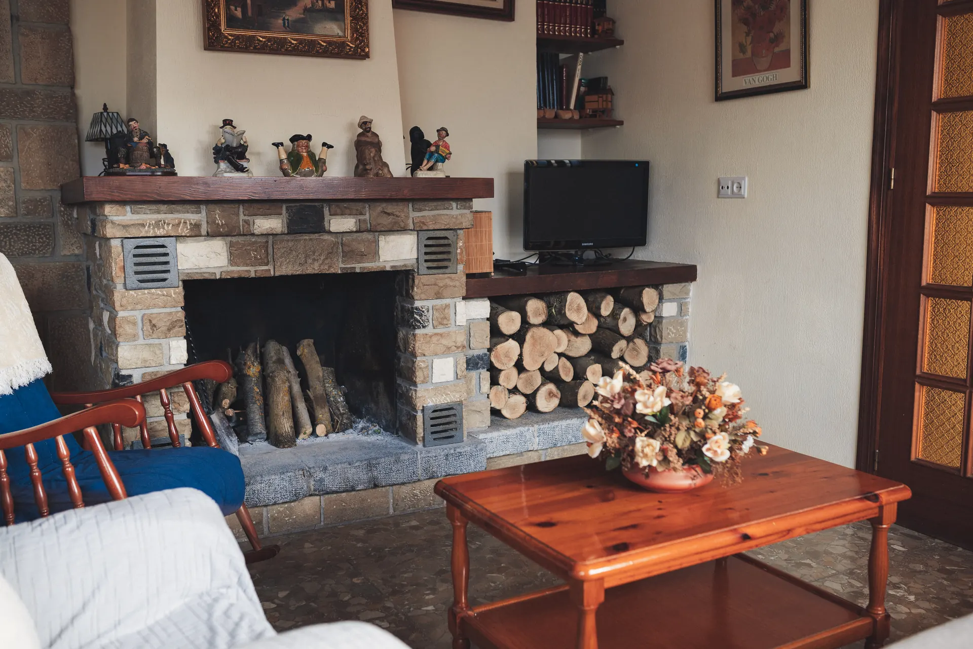 El salón y la chimenea