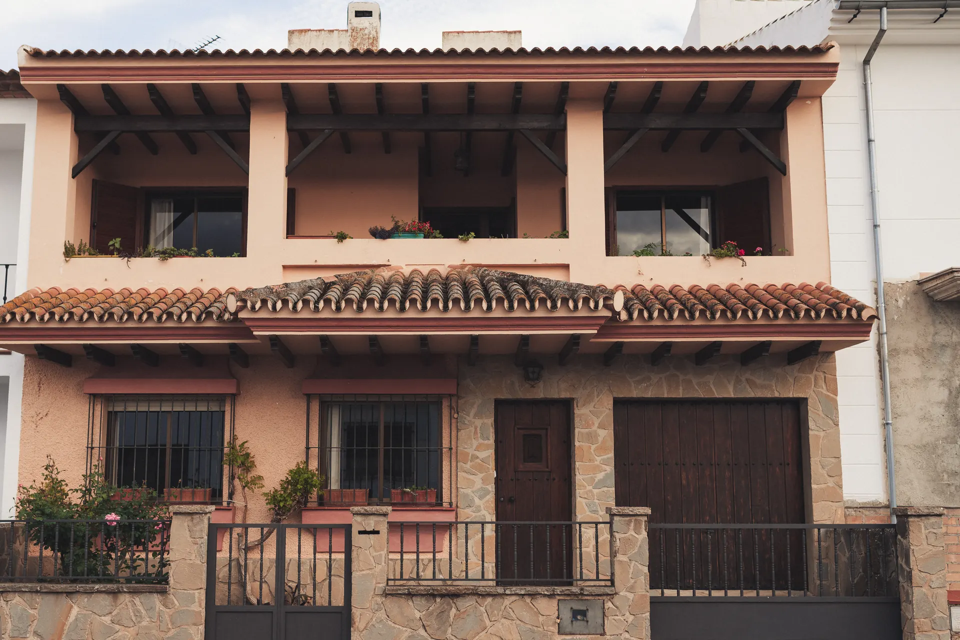 El comedor acristalado, abierto al jardín